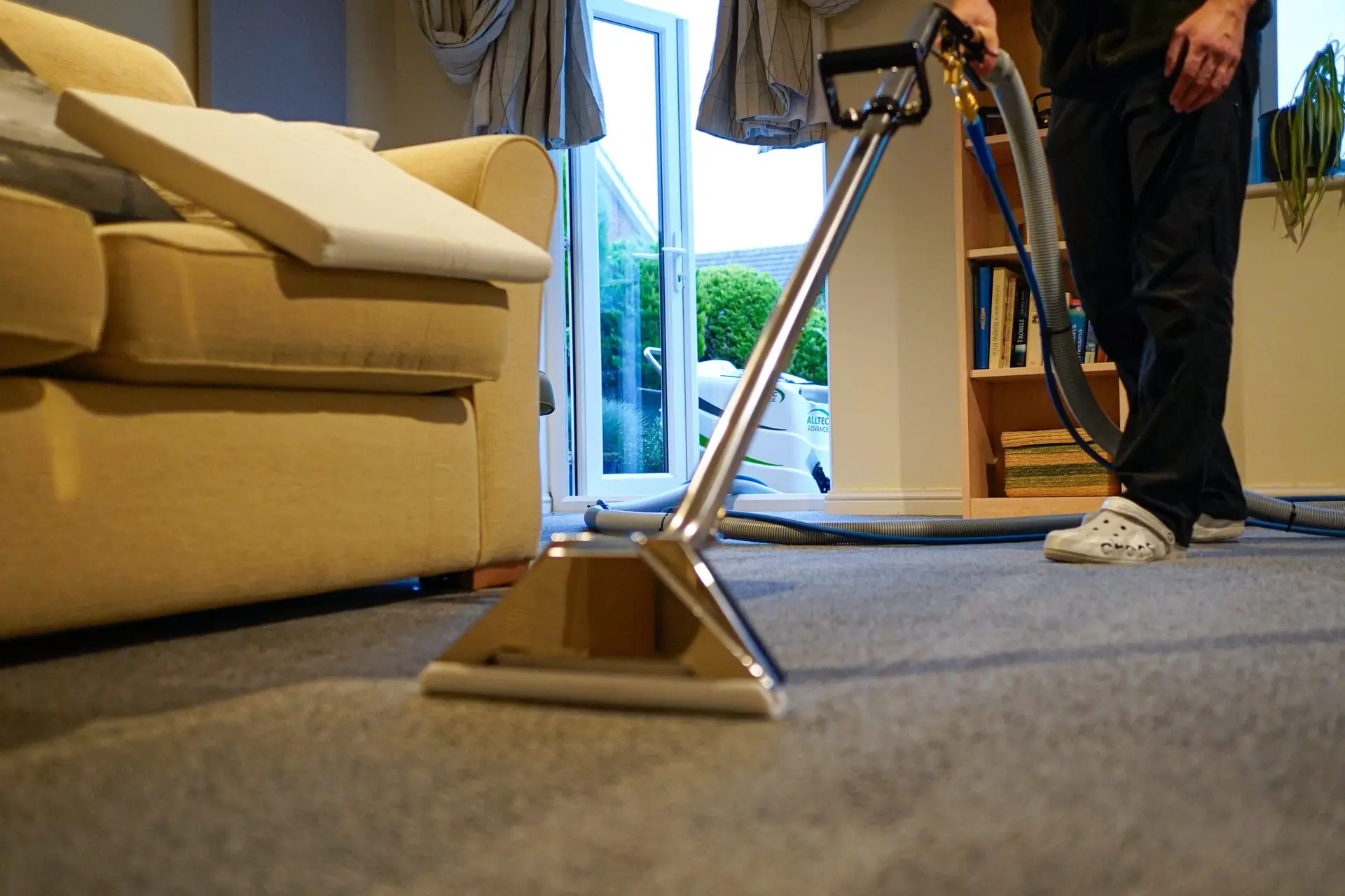 Hot water rinsing dirt and soap back out of a carpet